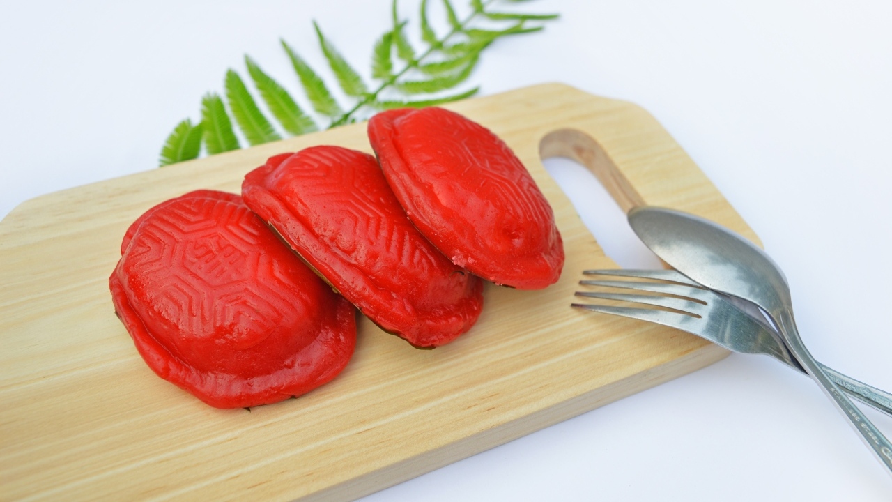 Красное печенье на деревянной доске