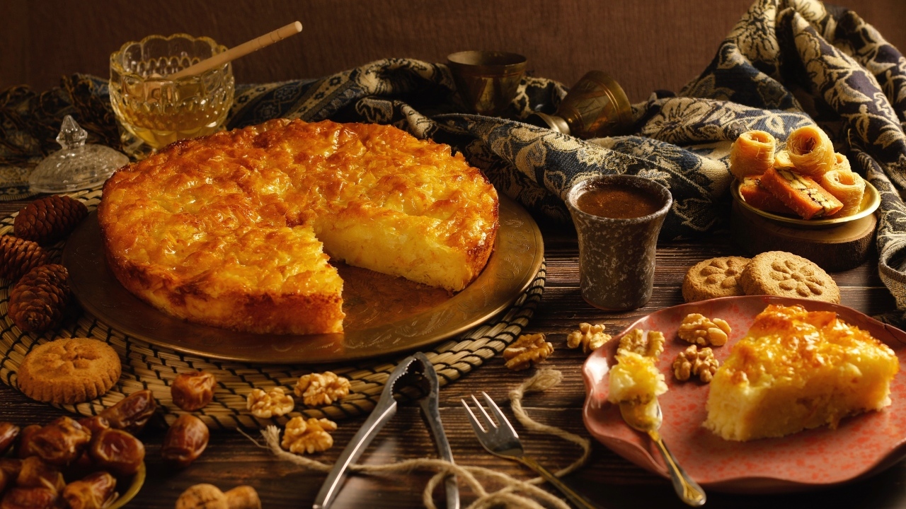 Сладкий пирог на столе с финиками и орехами