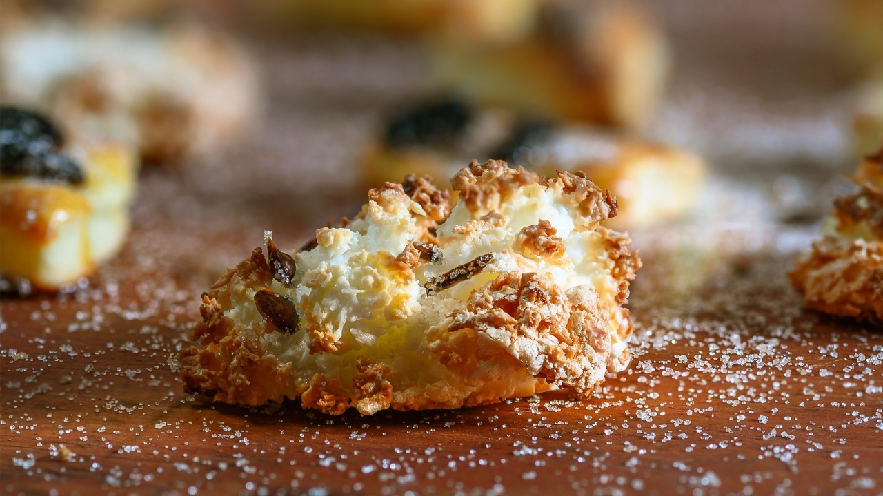 Сладкое сахарное печенье на столе