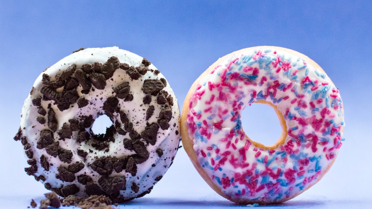 Два сладких пончика на голубом фоне