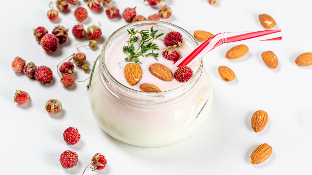 Йогурт с миндальными орехами и ягодами земляники