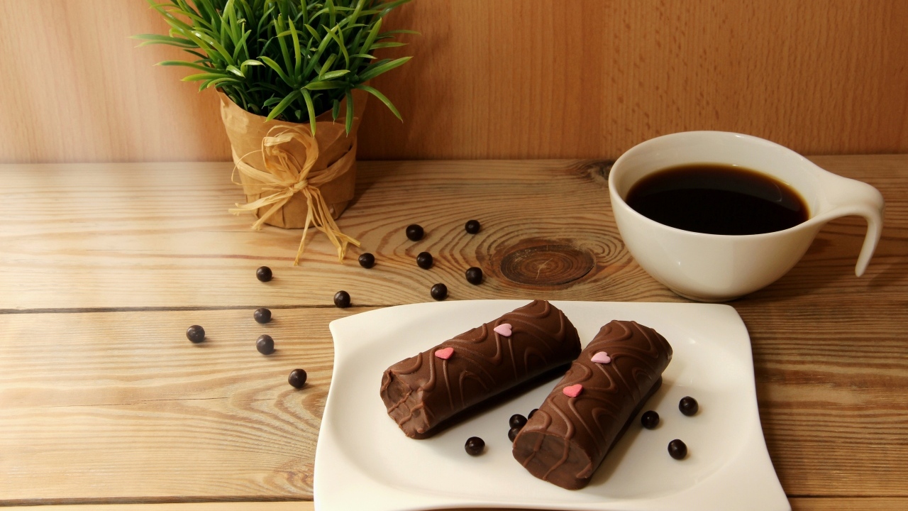 Кофе с конфетами на столе