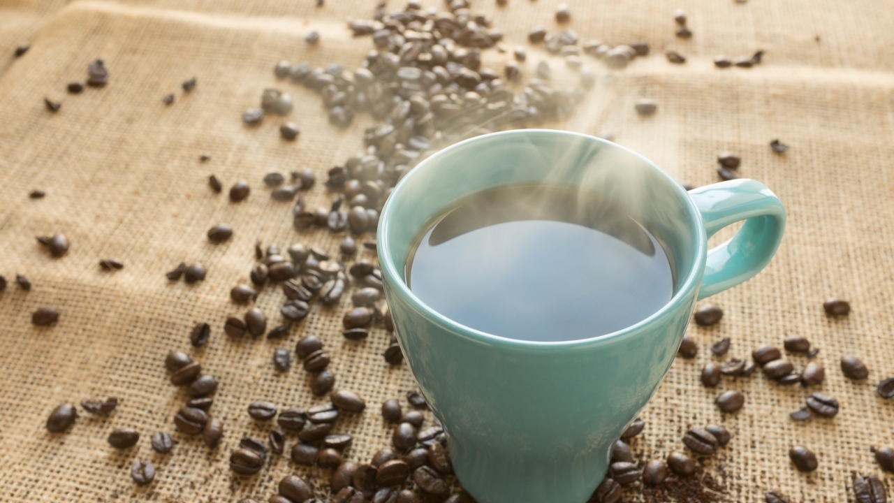 Чашка горячего кофе с зернами