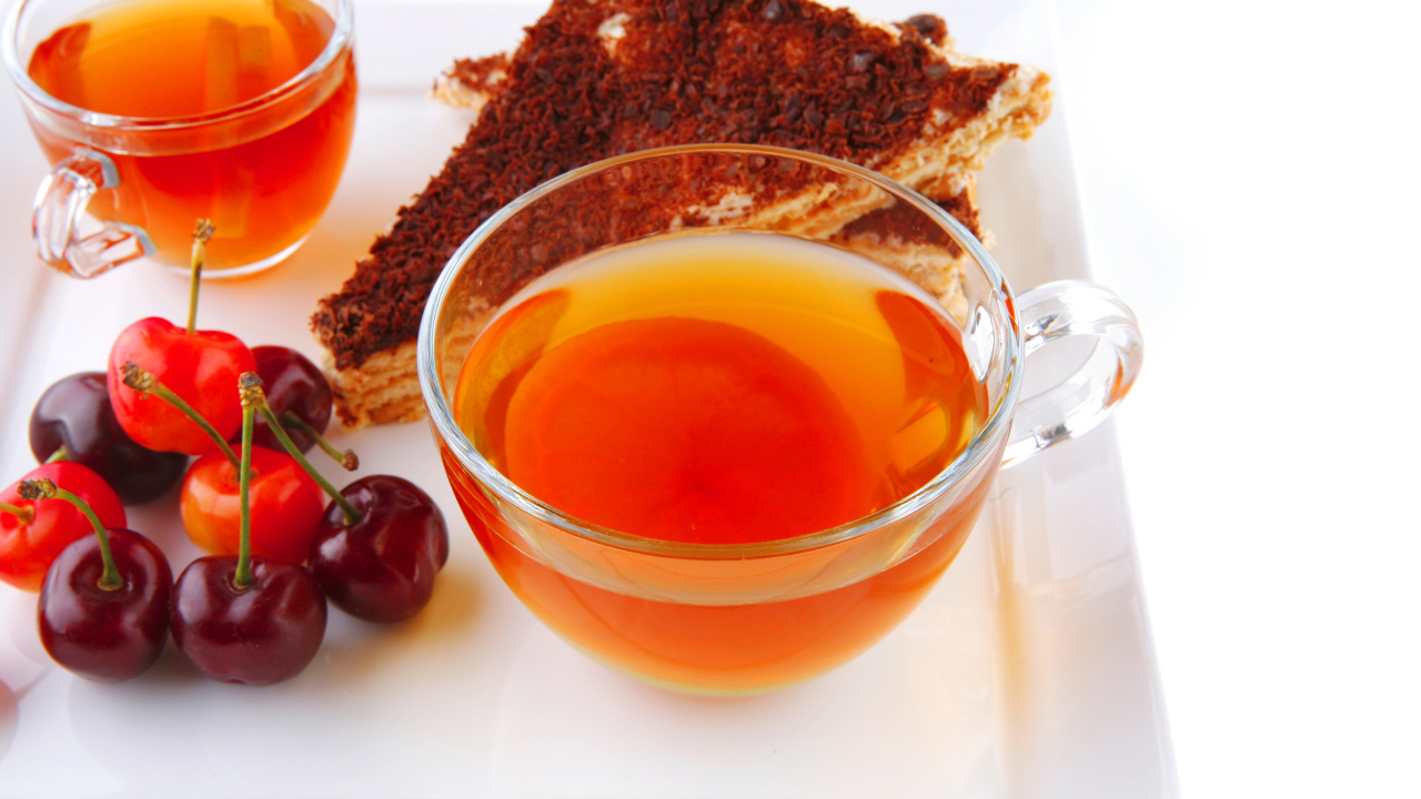 Чашка чая с тортом и ягодами черешни