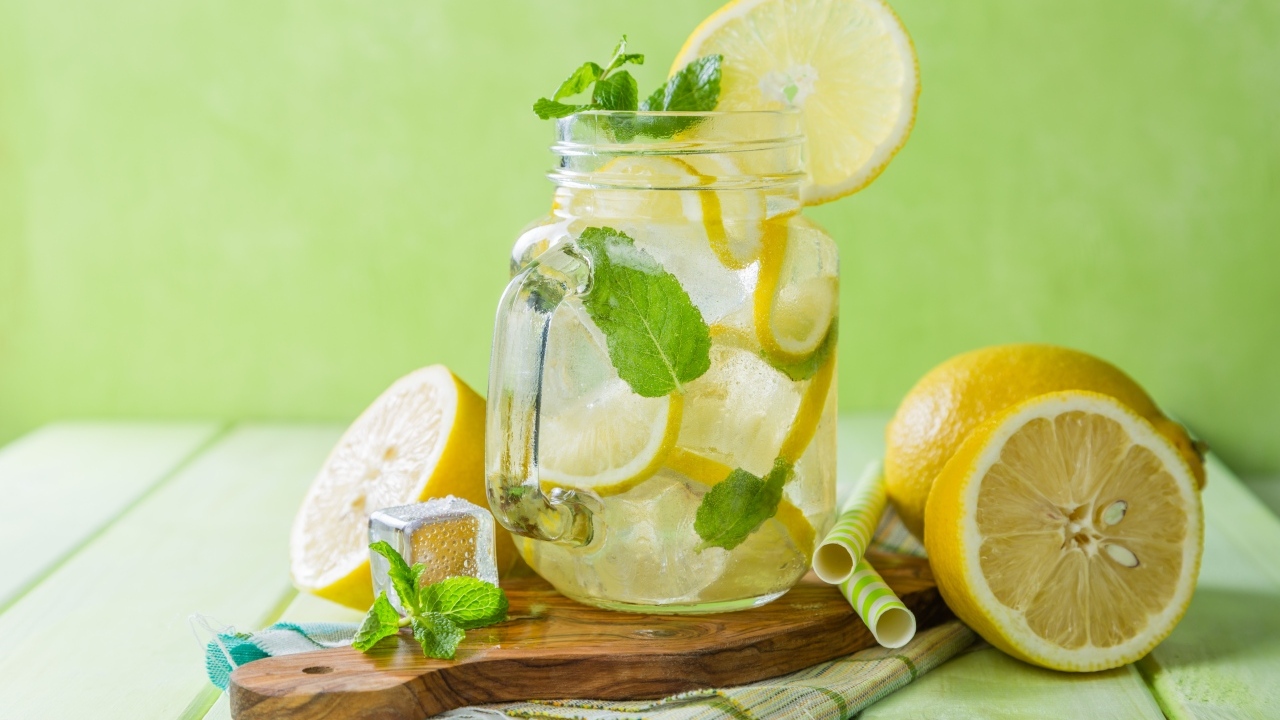 Банка с холодным лимонадом на столе