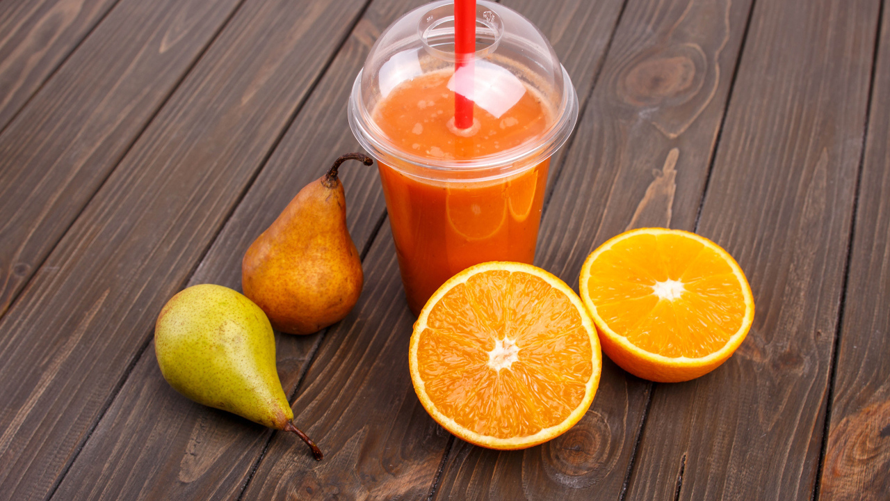 Сок на столе с грушами и апельсином