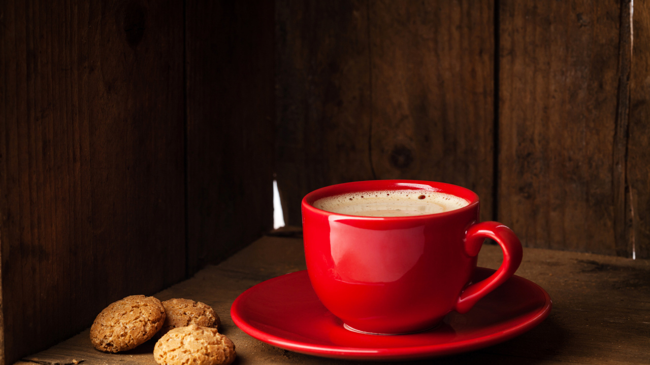 Красная чашка кофе на столе с печеньем