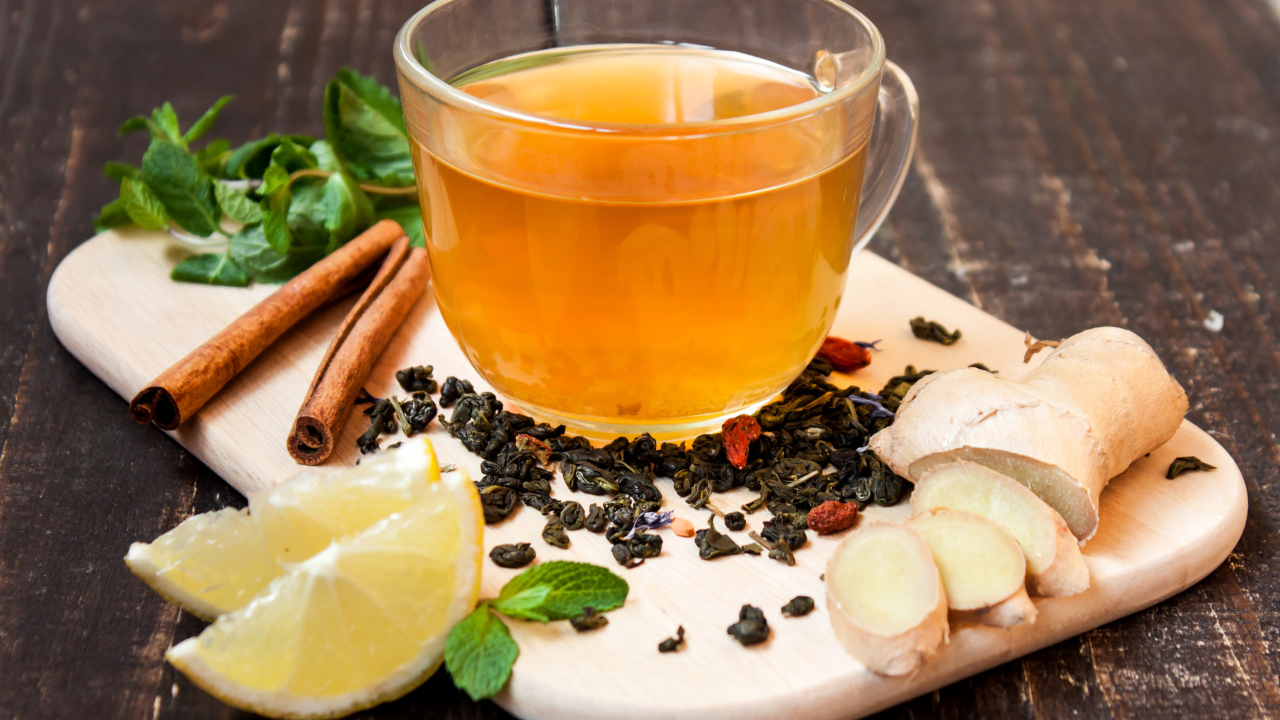 Чай с пряностями и имбирем на столе