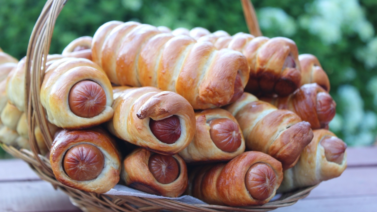 Красивые ароматные сосиски в тесте