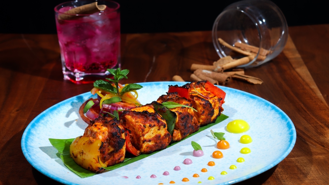 Куриный шашлык на тарелке