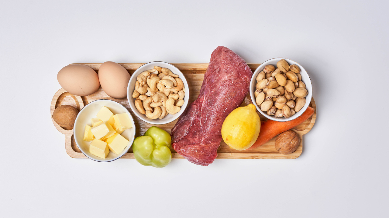 Свежее мясо с орехами и овощами на столе