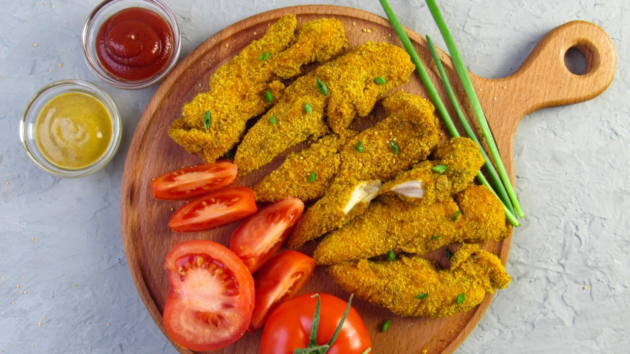 Жареная курица с помидорами и зеленым луком на доске