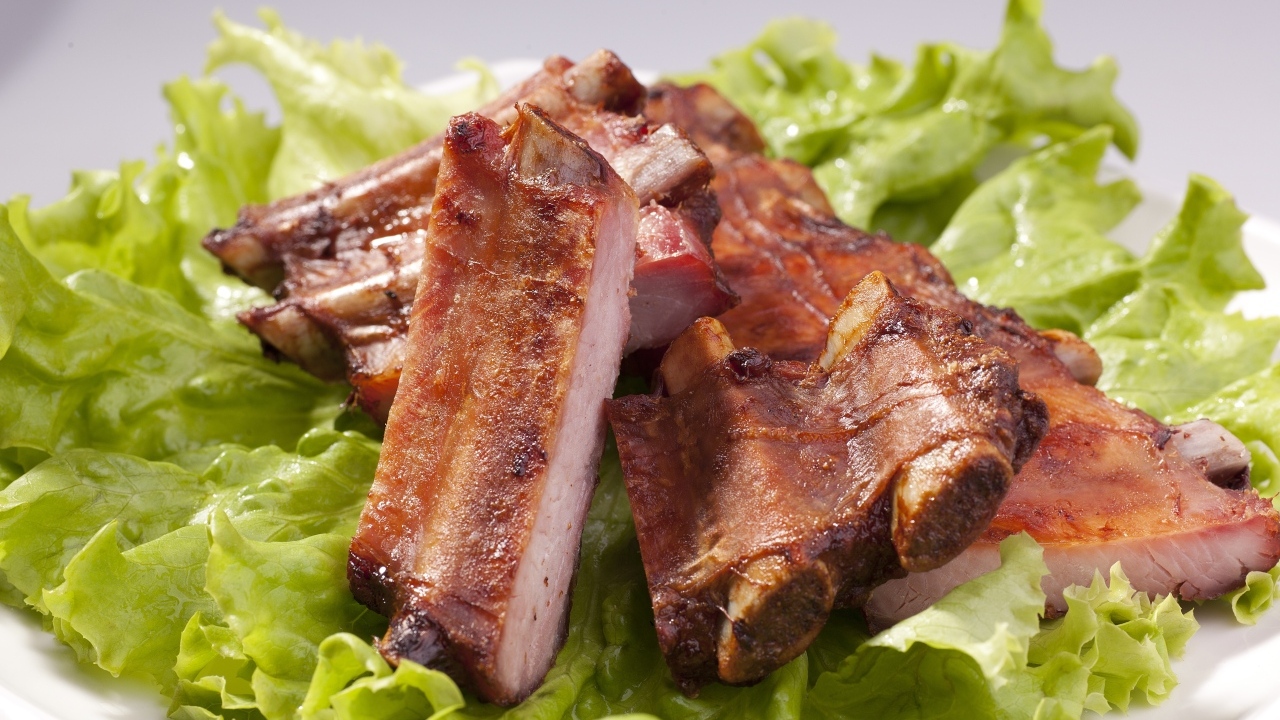 Ребрышки гриль с листьями зеленого салата