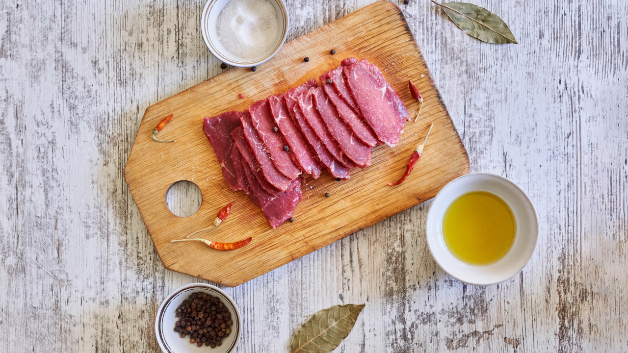 Мясо на разделочной доске со специями