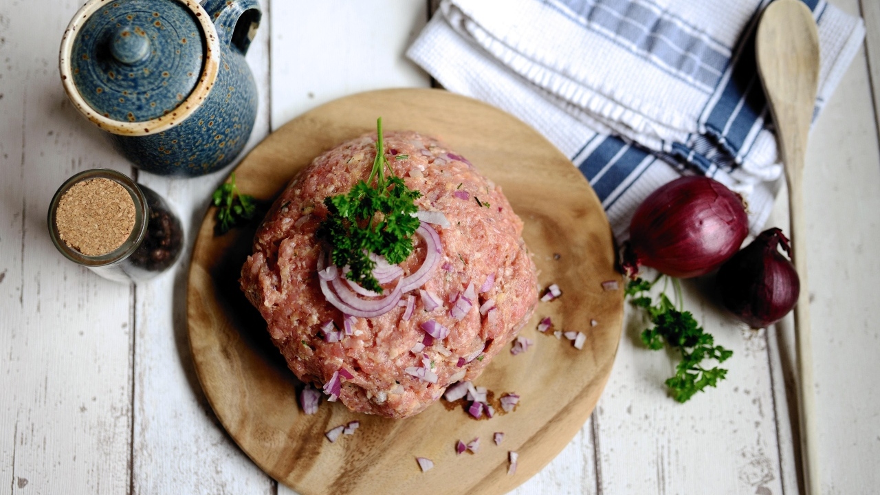 Фарш на столе с луком и специями