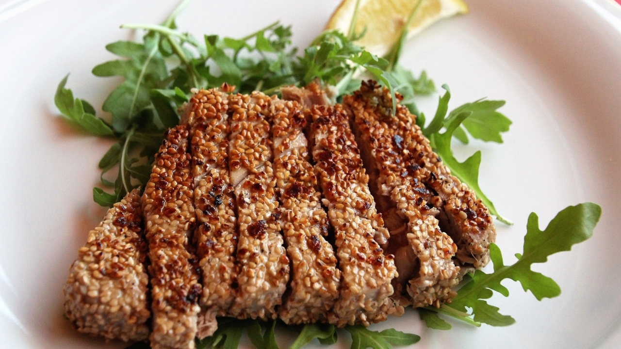 Кусок мяса с листьями рукколы 