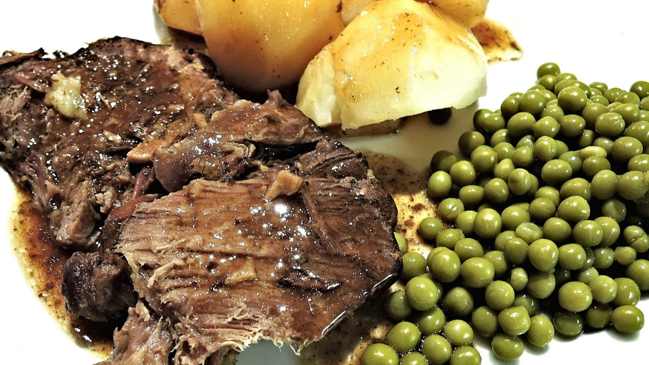 Кусок мяса с картофелем и зеленым горошком