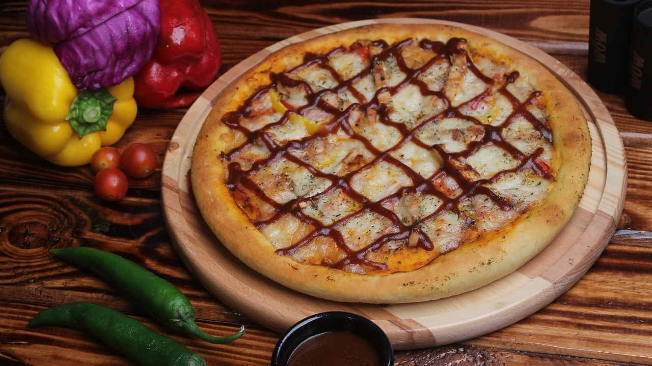Аппетитная пицца с перцем на столе