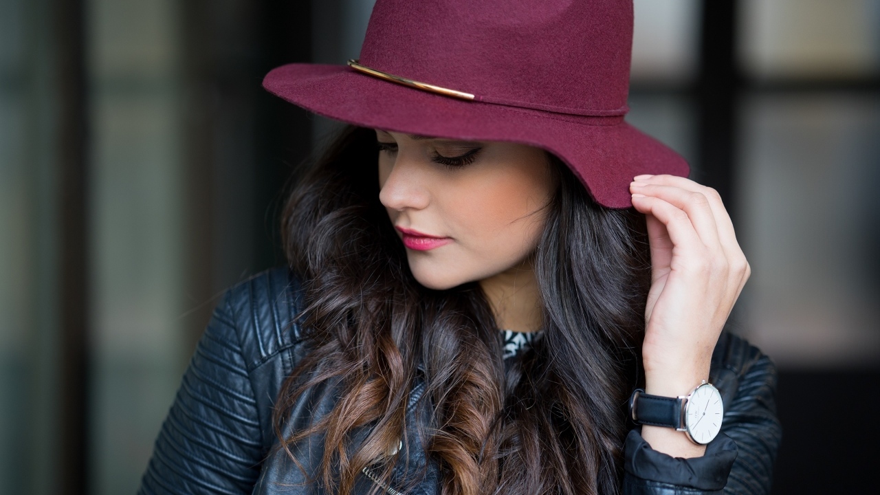 Настоящая девушка в большой бордовой шляпе