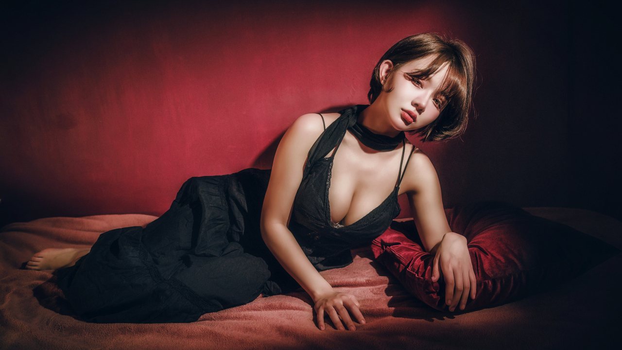 Девушка азиатка лежит на постели