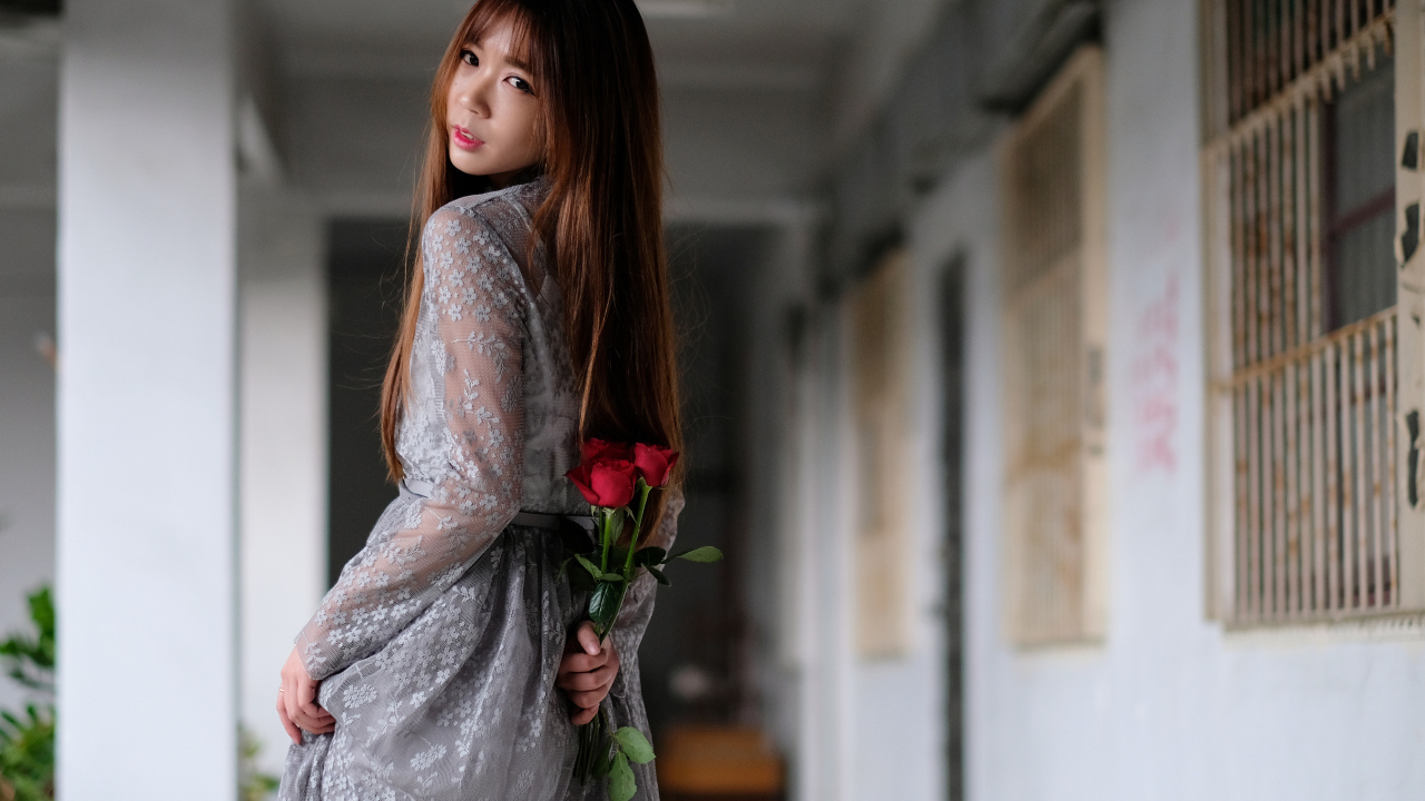 Девушка азиатка с букетом роз