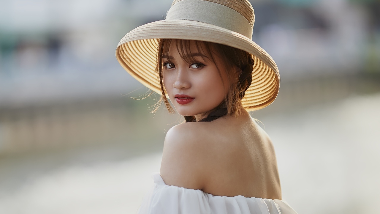 Красивая девушка азиатка в шляпе