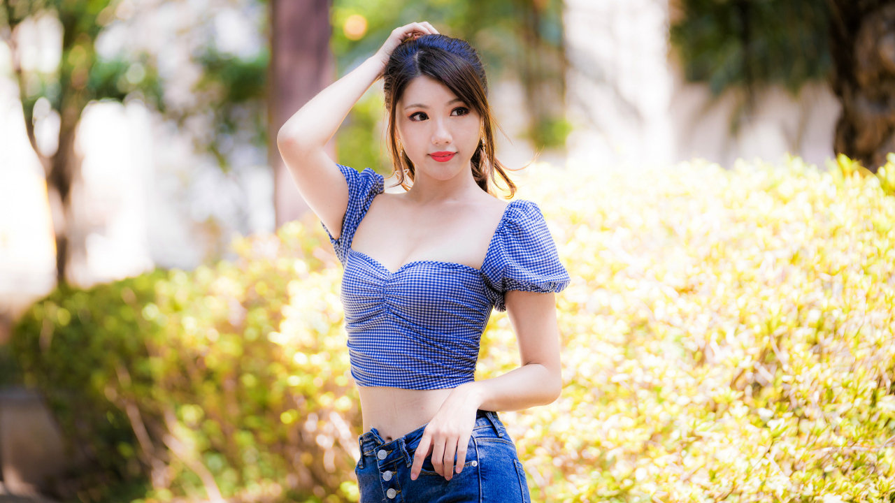 Красивая девушка азиатка в лучах солнца