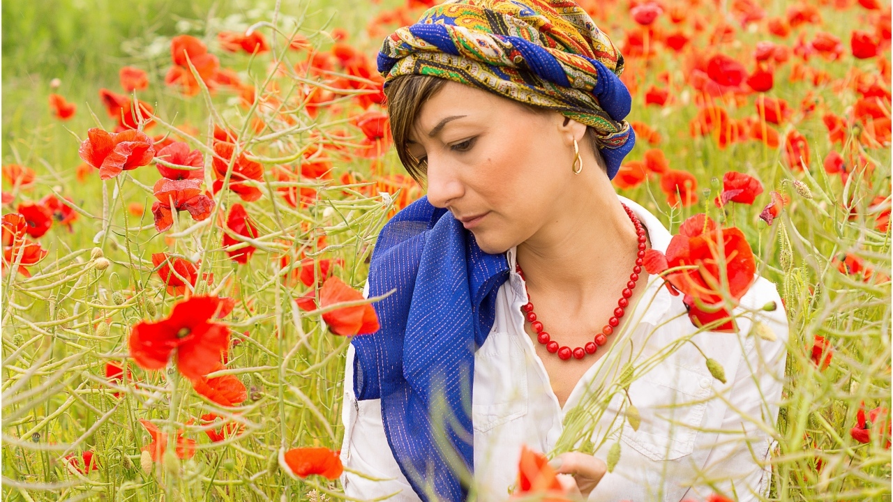 Красивая девушка украинка на поле с красными маками