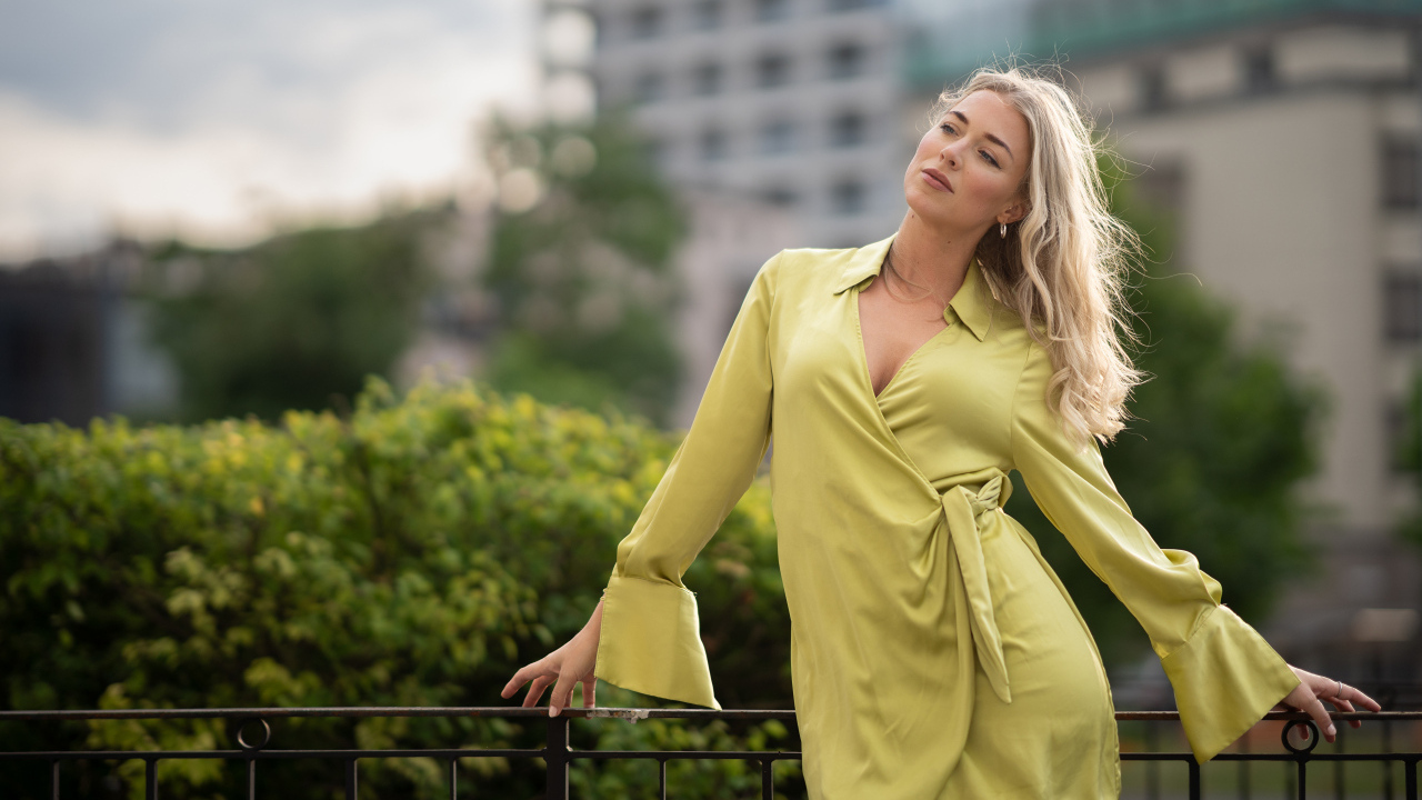 Красивая блондинка в длинной рубашке