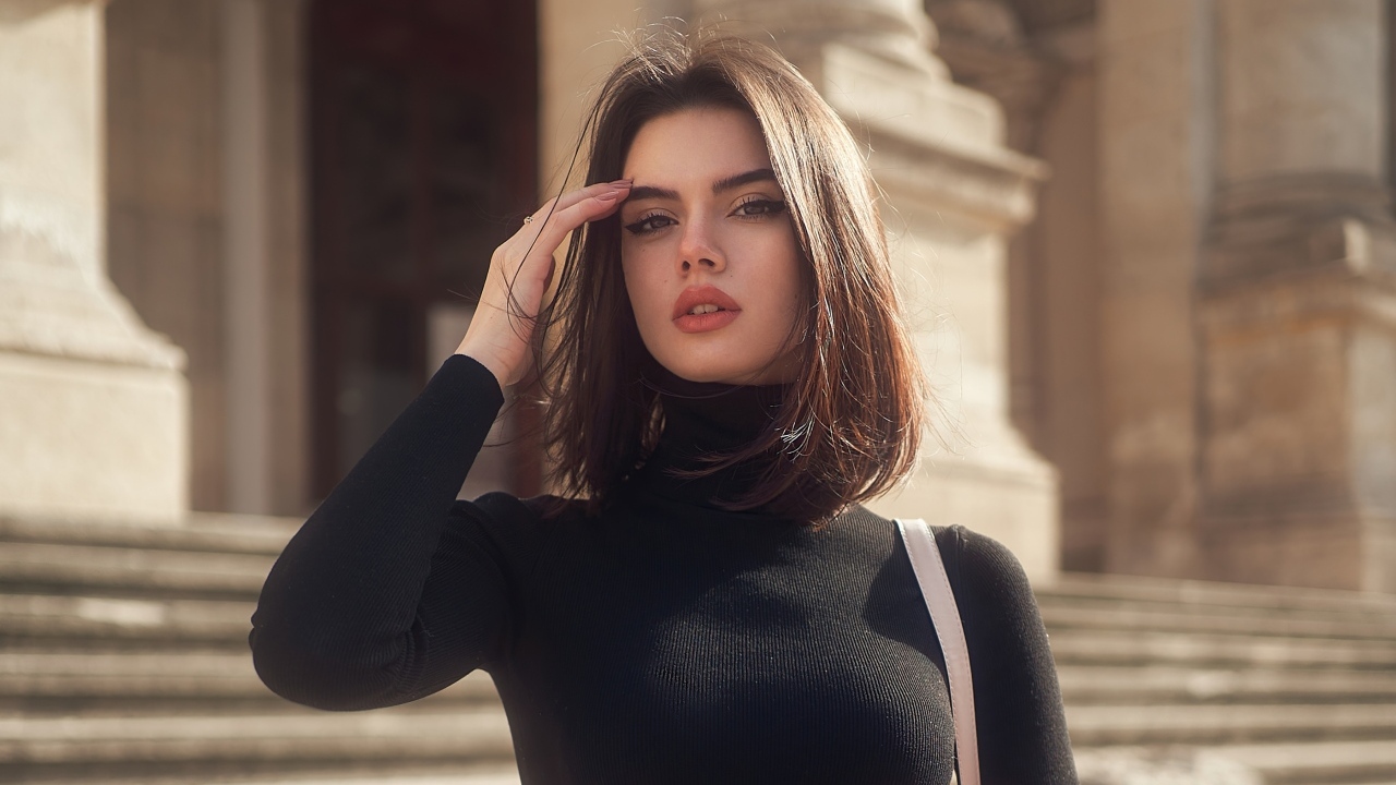 Красивая девушка шатенка в черном свитере