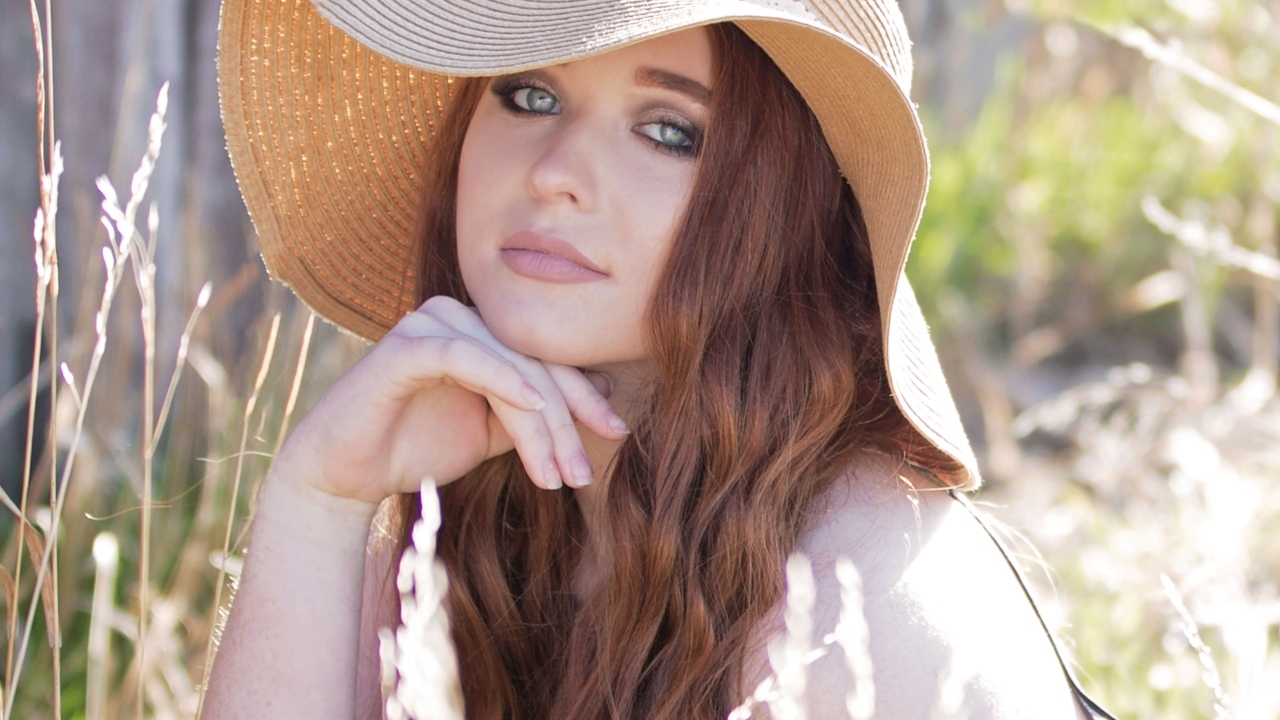 Красивая девушка в большой шляпе 