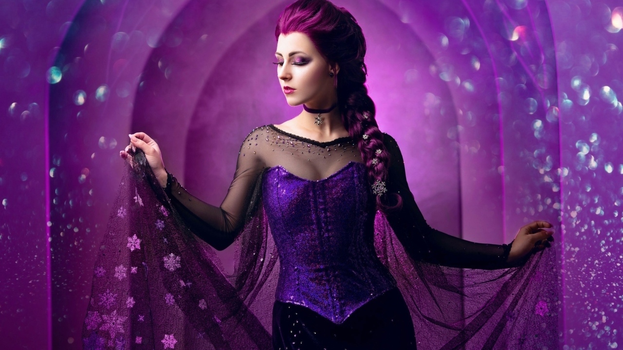 Красивая девушка модель в сиреневом платье