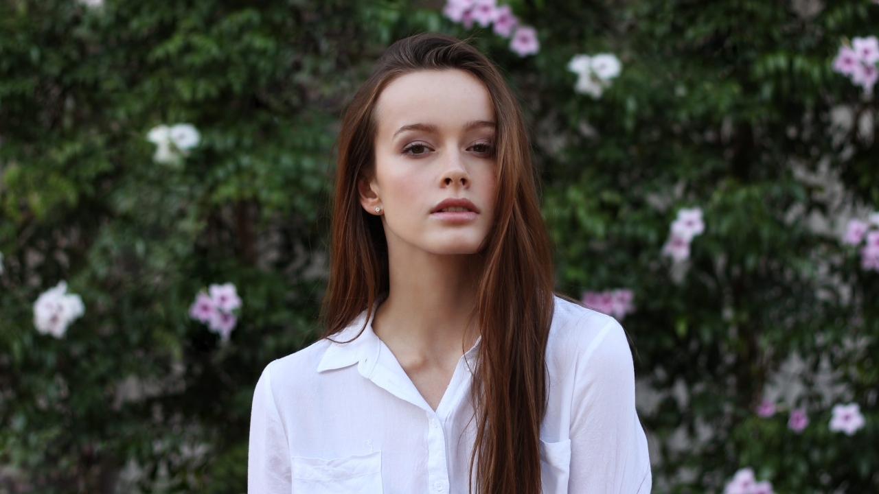 Красивая длинноволосая девушка в белой рубашке