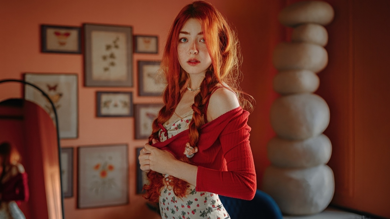 Красивая рыжеволосая девушка с косами