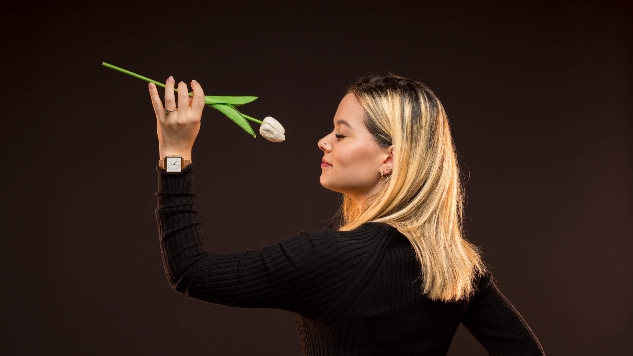 Блондинка с закрытыми глазами с тюльпаном в руках