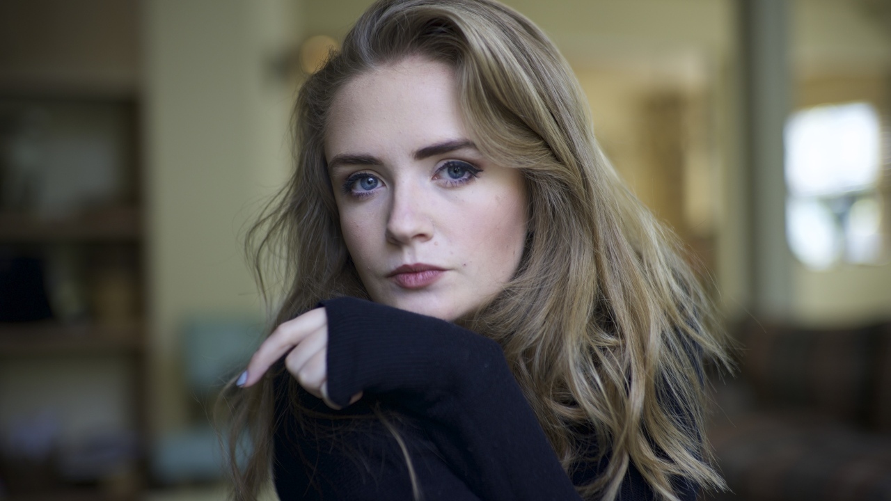 Голубоглазая девушка в черном свитере