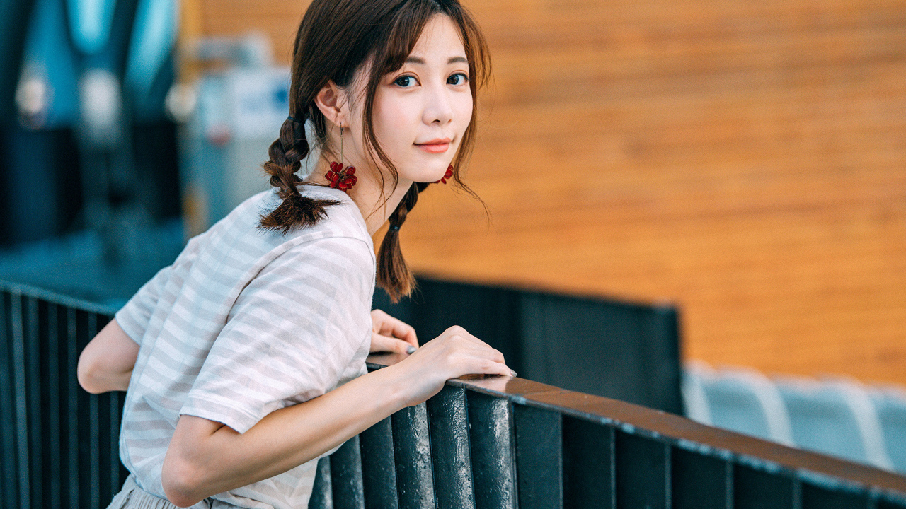 Милая девушка азиатка с косичками на голове 