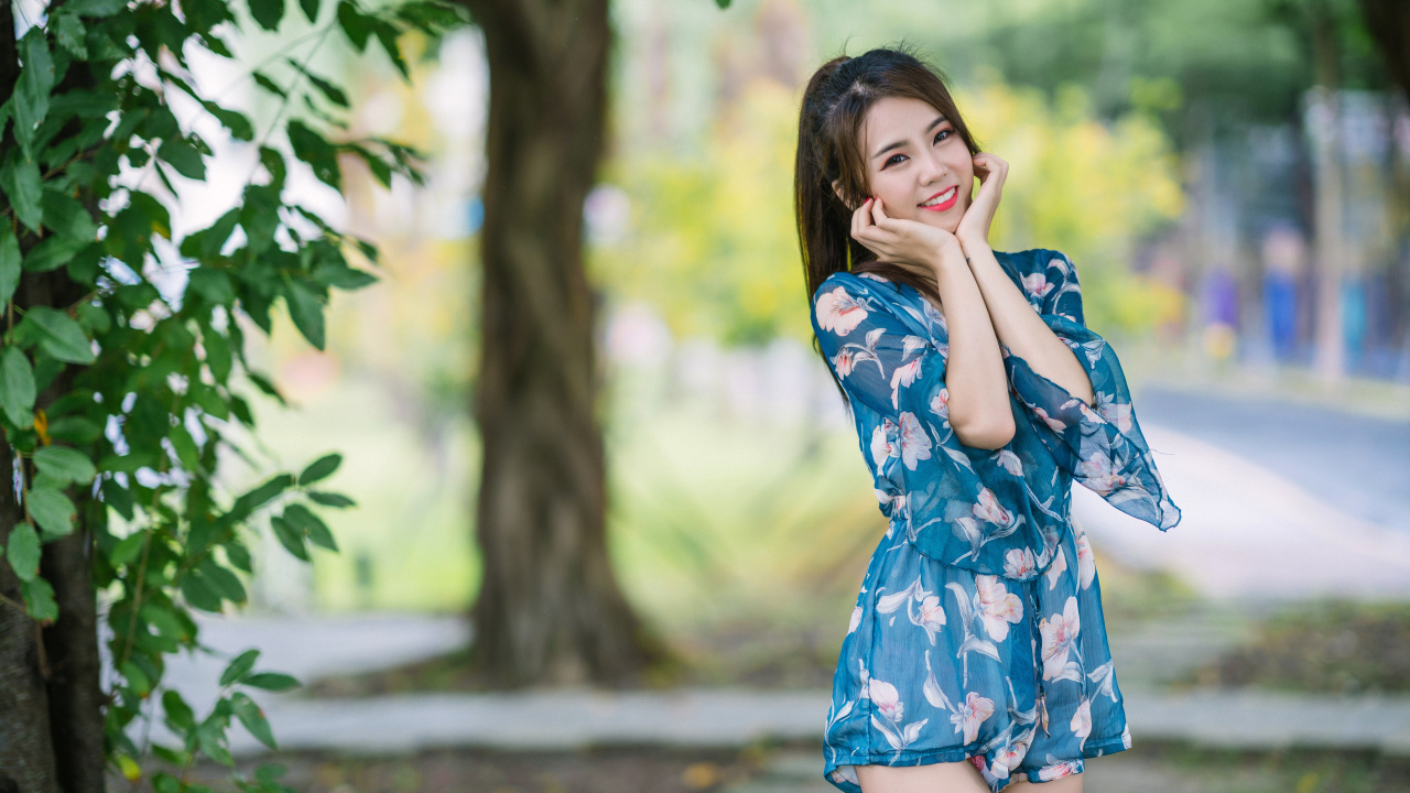 Милая девушка азиатка в комбинезоне