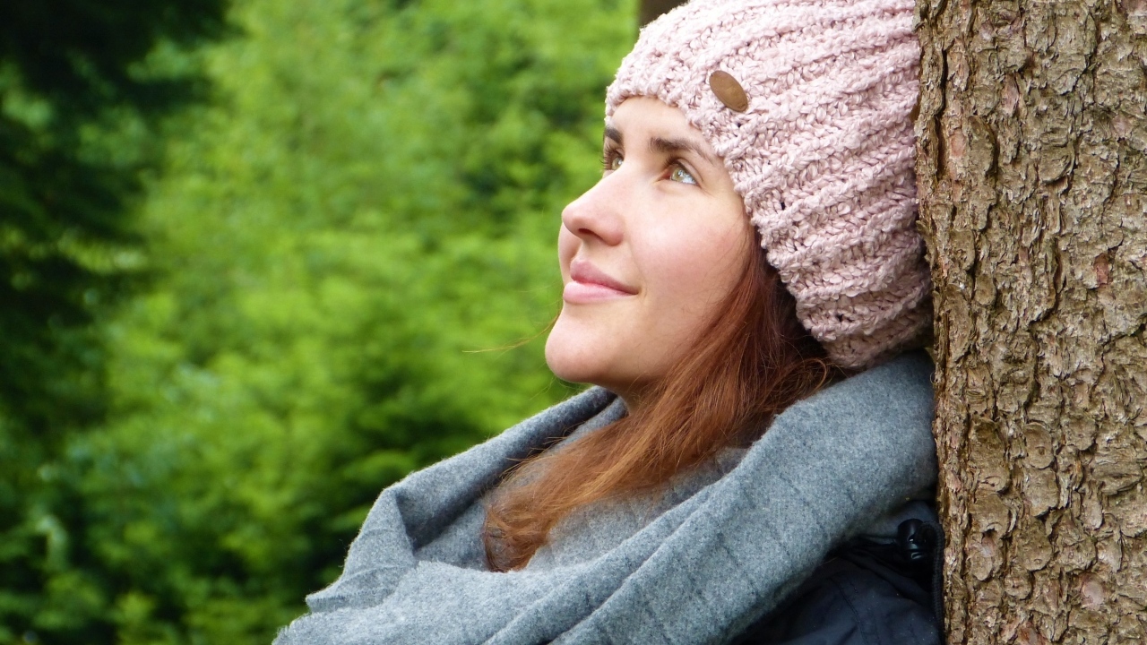 Милая девушка в розовой шапке