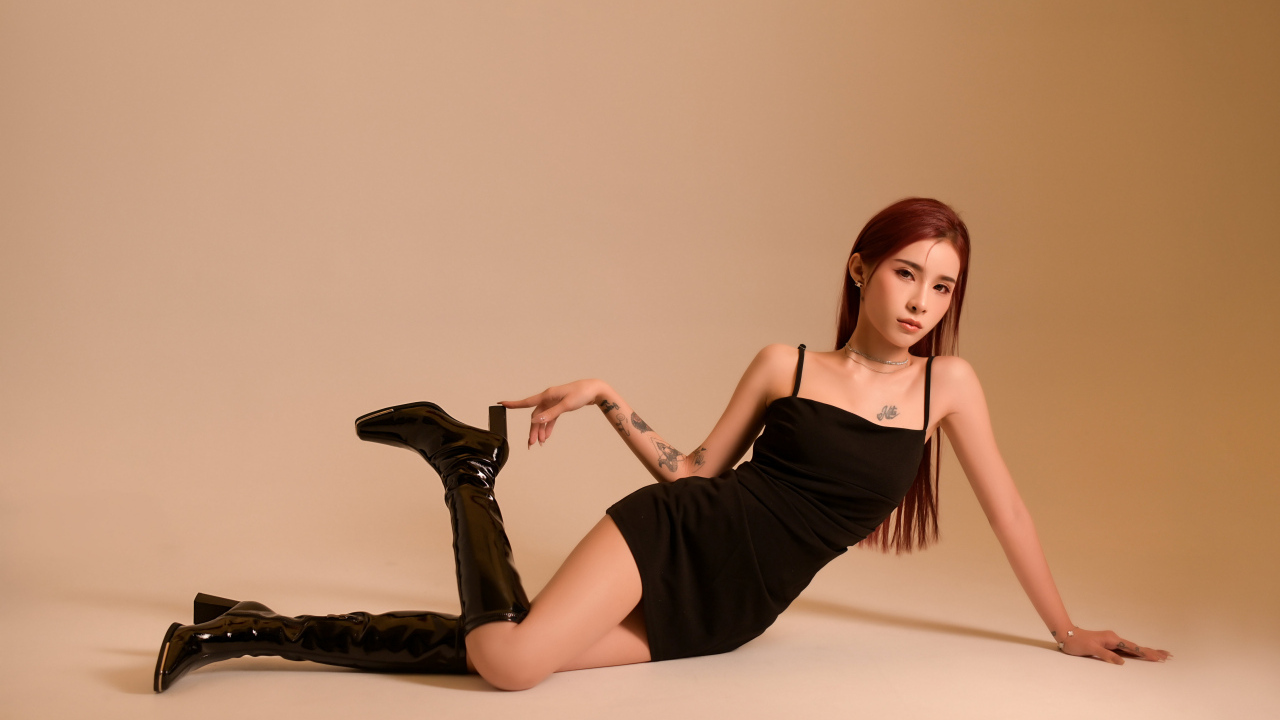 Девушка в черном платье и сапогах