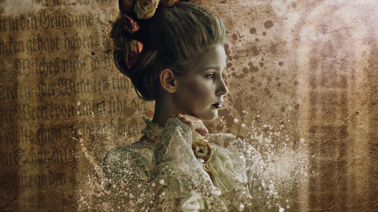 Девушка  в старинном костюме 