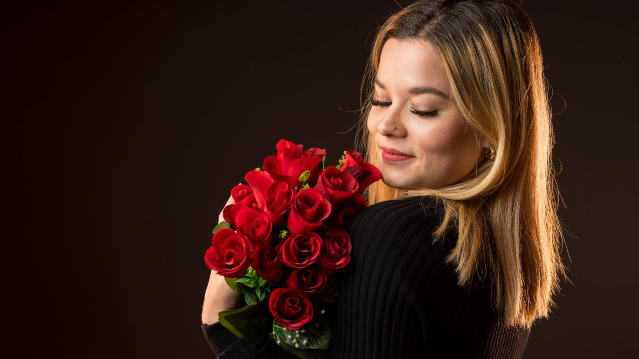 Девушка с букетом красных роз в руках