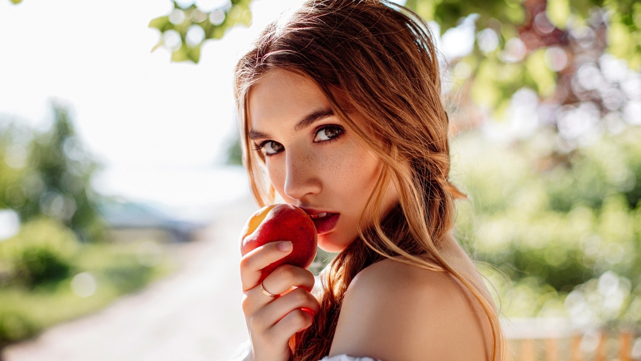 Девушка с красным яблоком в руке