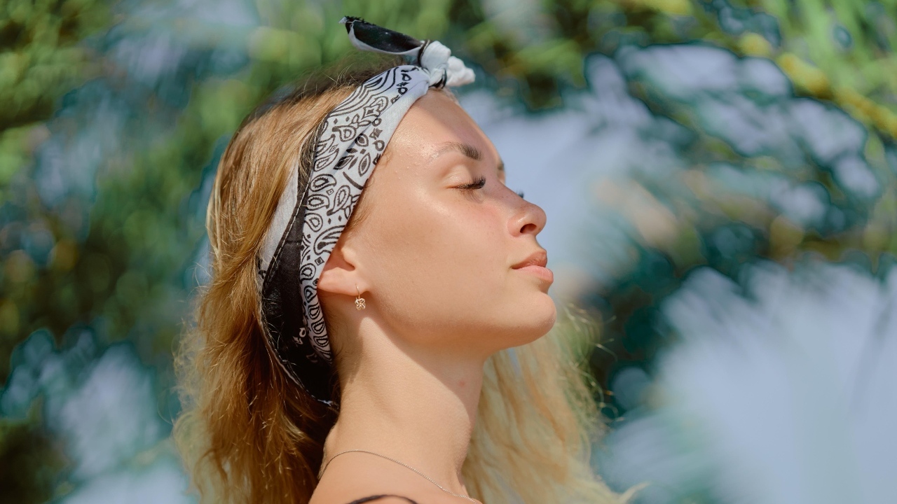 Девушка в закрытыми глазами летом