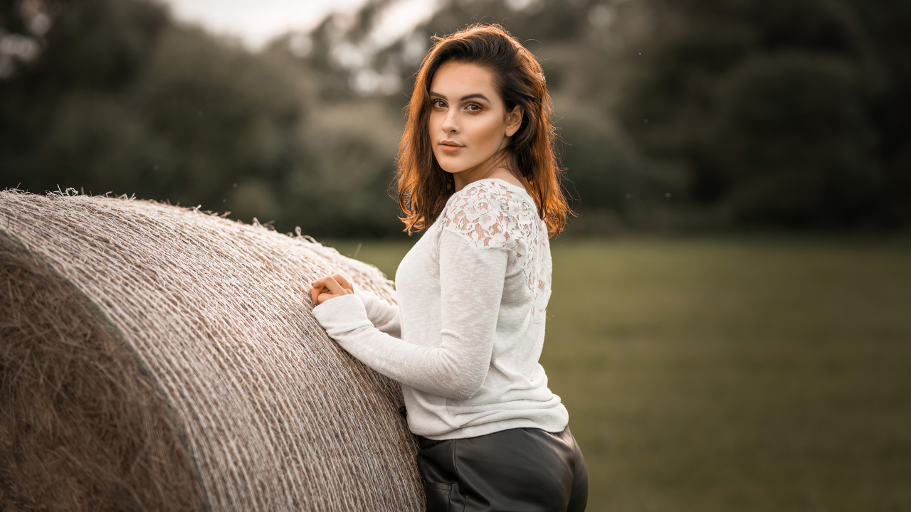 Девушка с сеном на поле