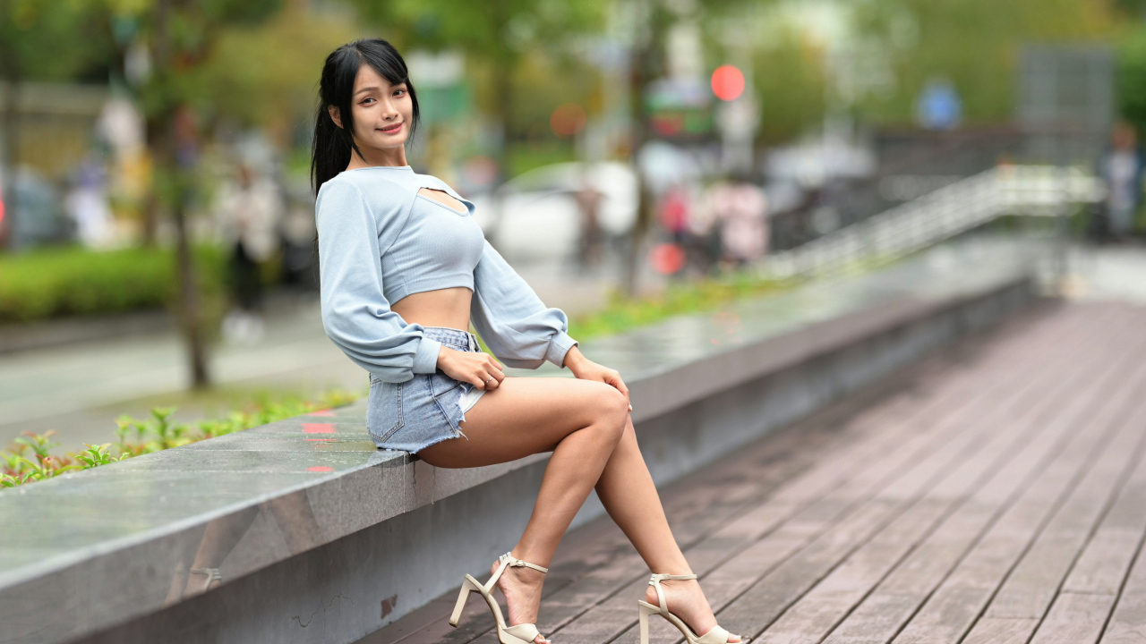 Стройная длинноногая девушка азиатка