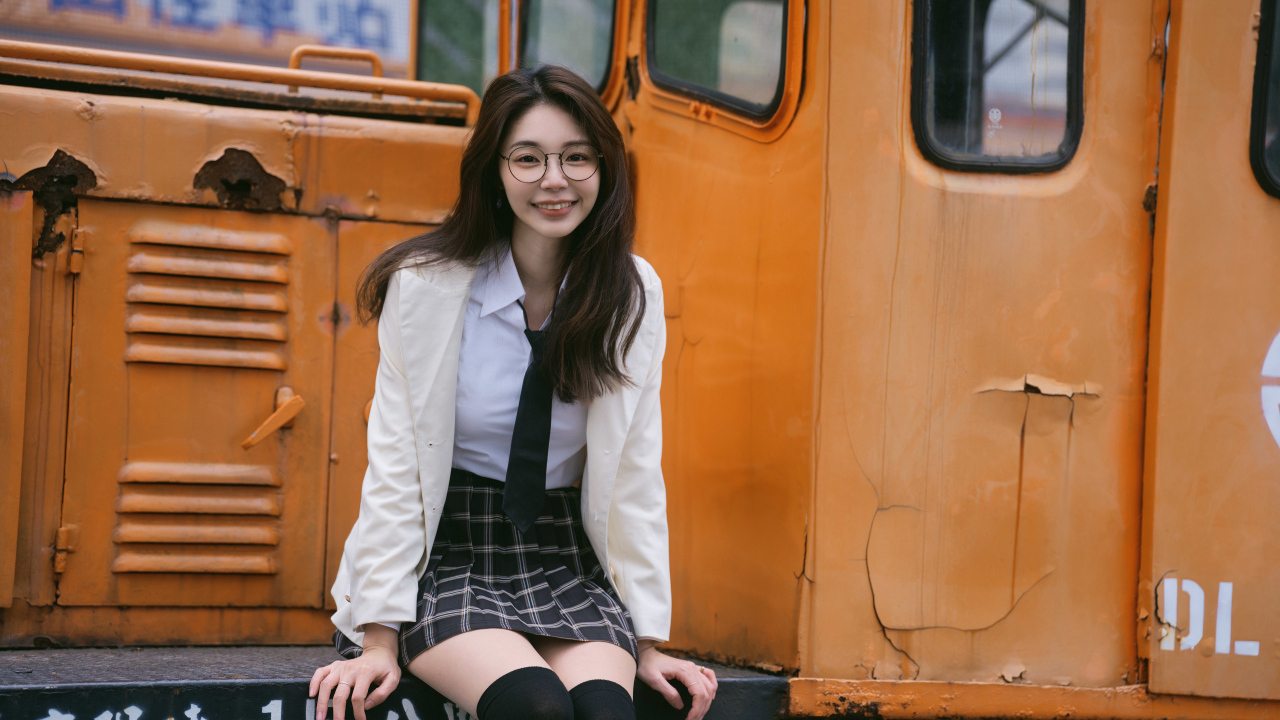 Улыбающаяся девушка азиатка в школьной форме