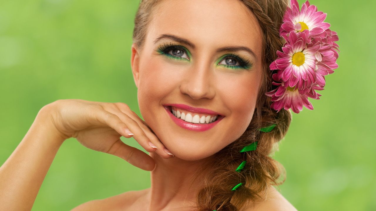 Улыбающаяся девушка с цветами в волосах