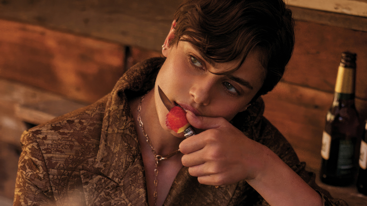 Американская топ модель Тейлор Хилл с ножом в руках