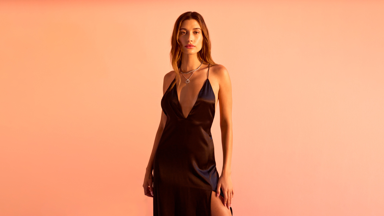 Красивая американская модель Хейли Болдуин в черном платье